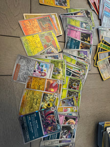 Lot of 1,000 Mixed NFL, MLB, NHL, MLB Sports Cards. Holos, Refractors, Rookies & More