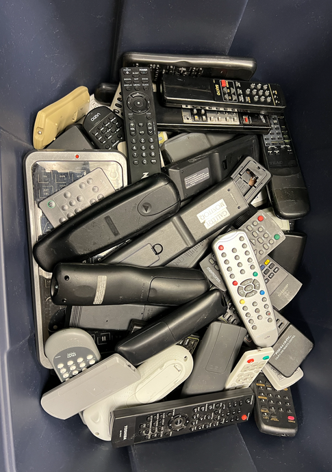 100 Mixed Remotes WITH backs. QUALITY Brands and mixes FREE SHIPPING